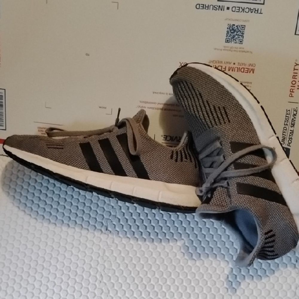Adidas Men's Gray and Black Sneakers